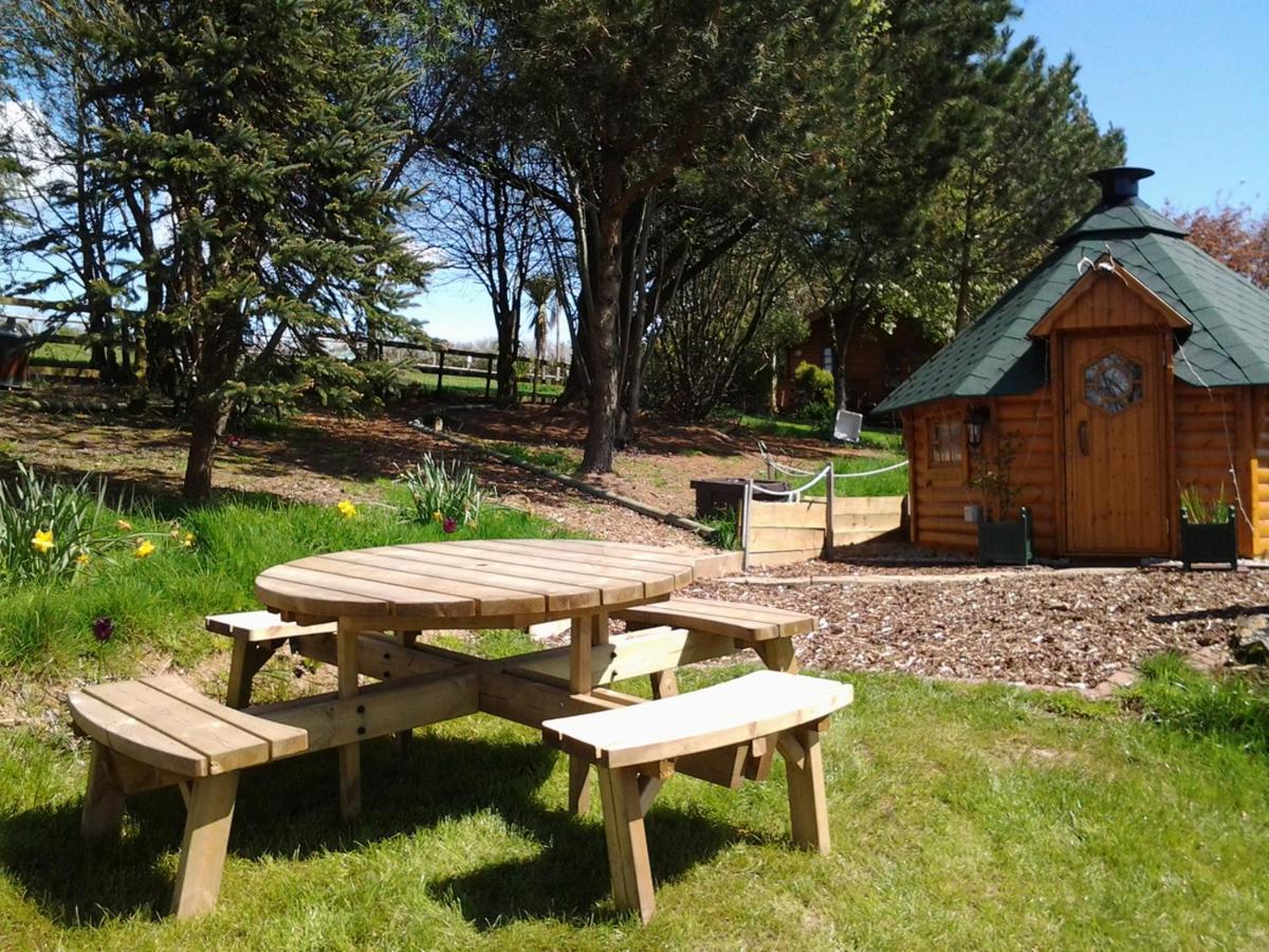 Tudor Lodge With Pool & Bbq Cabin Ліскард Екстер'єр фото