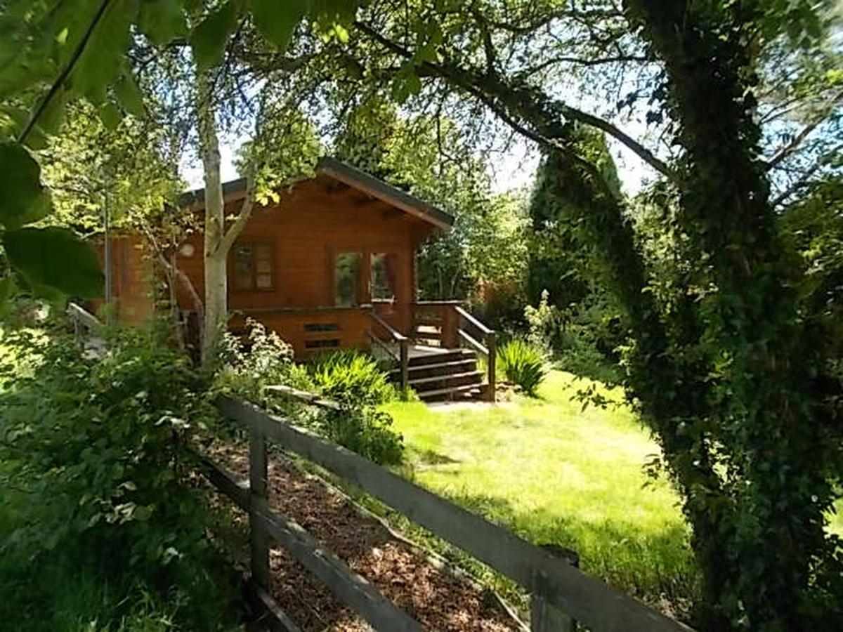 Tudor Lodge With Pool & Bbq Cabin Ліскард Екстер'єр фото