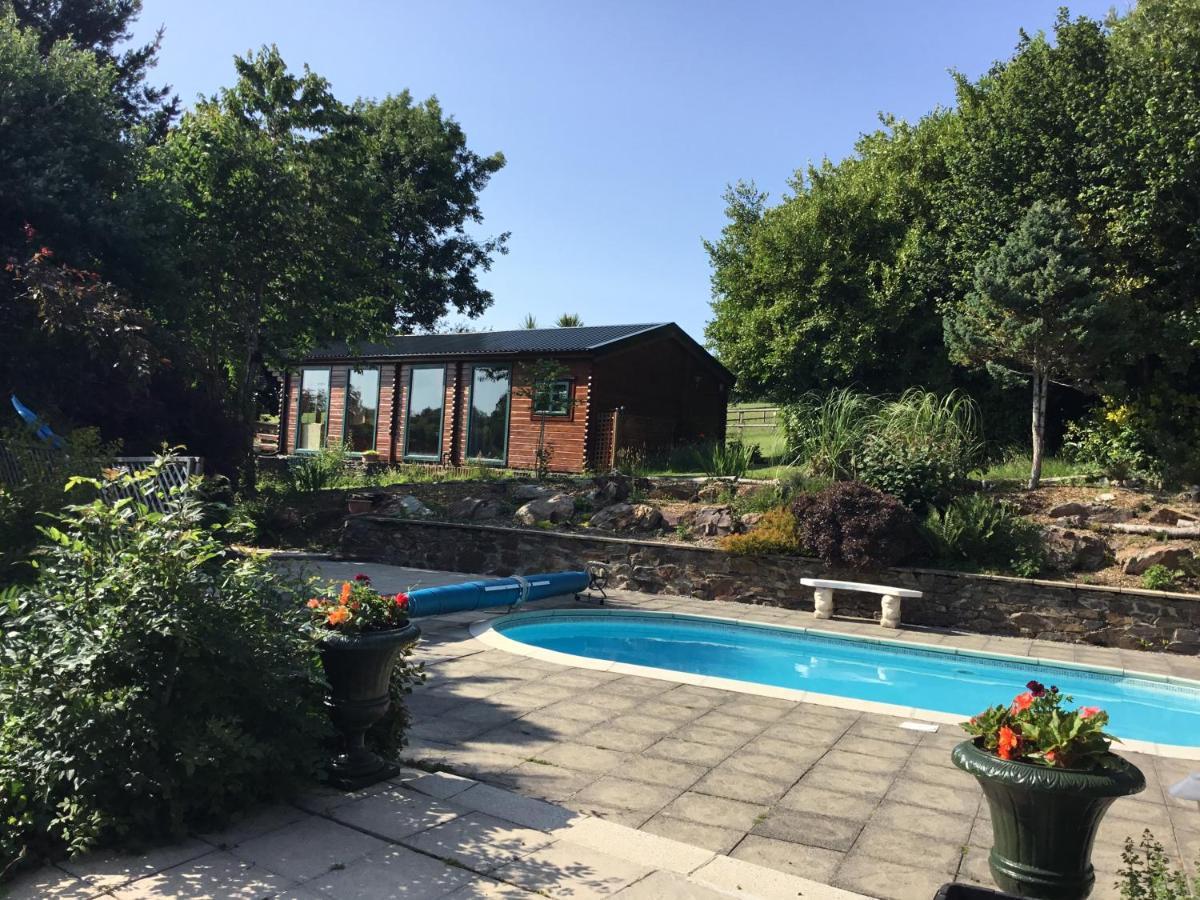 Tudor Lodge With Pool & Bbq Cabin Ліскард Екстер'єр фото