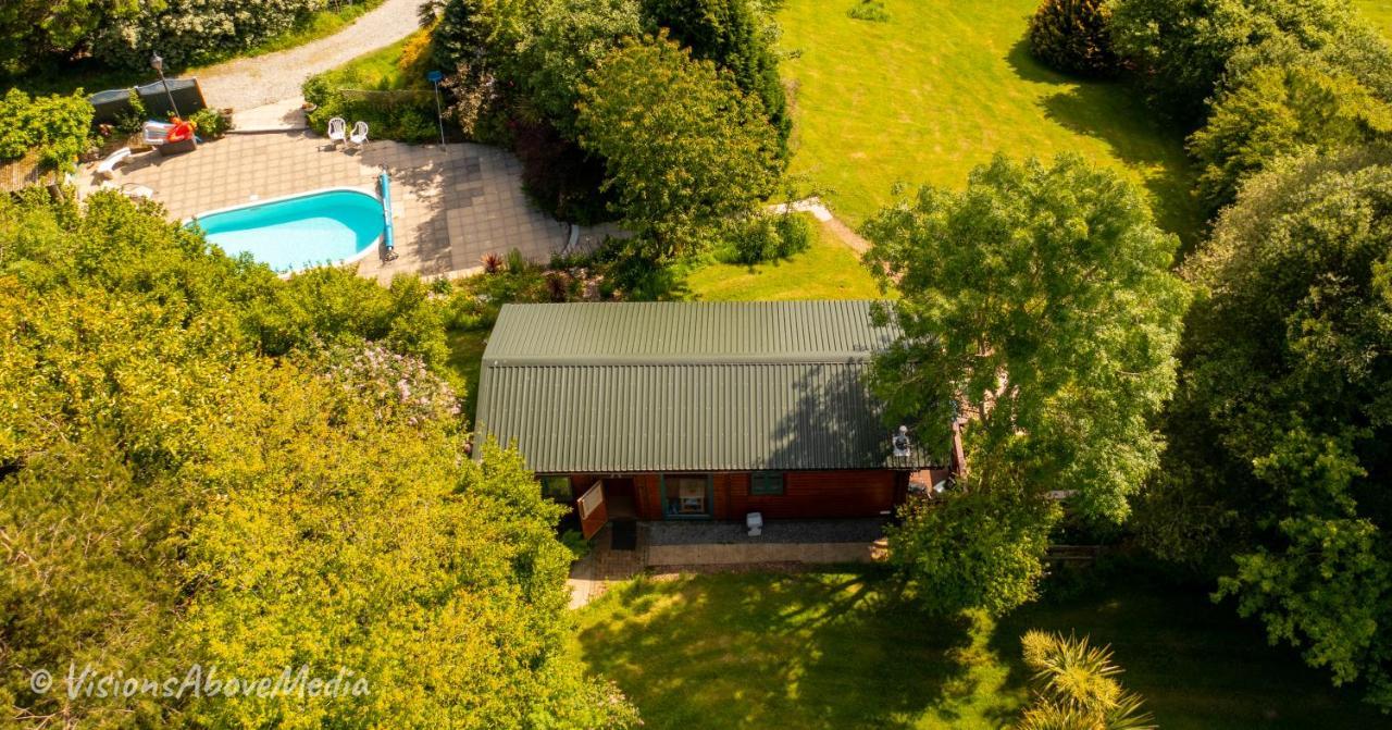Tudor Lodge With Pool & Bbq Cabin Ліскард Екстер'єр фото