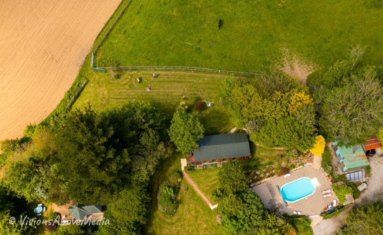 Tudor Lodge With Pool & Bbq Cabin Ліскард Екстер'єр фото