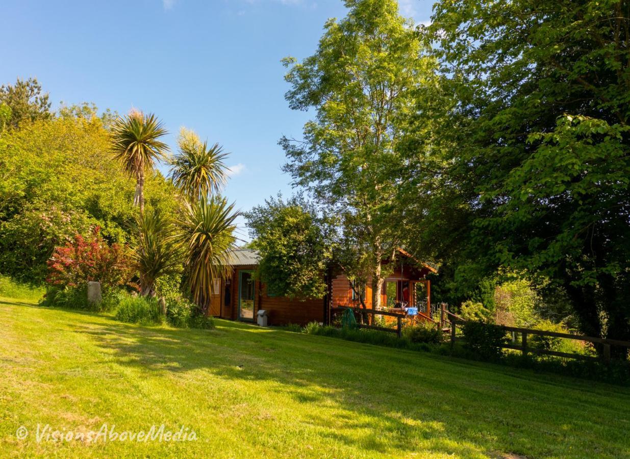 Tudor Lodge With Pool & Bbq Cabin Ліскард Екстер'єр фото