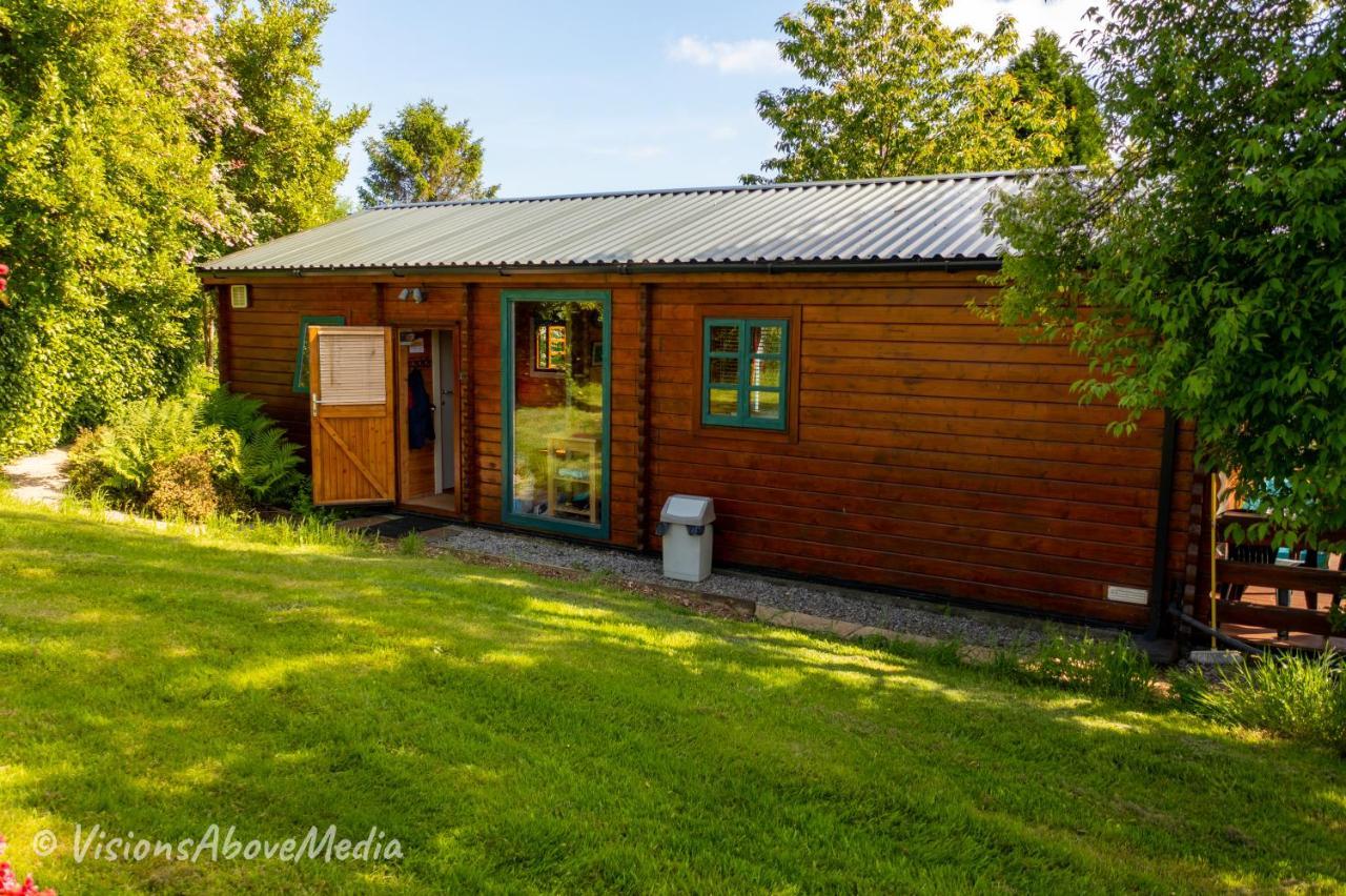 Tudor Lodge With Pool & Bbq Cabin Ліскард Екстер'єр фото