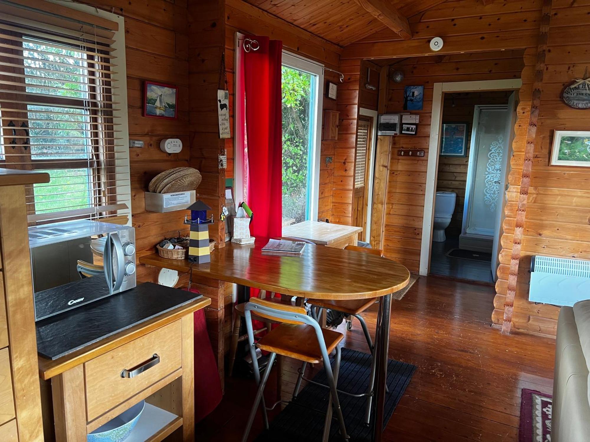 Tudor Lodge With Pool & Bbq Cabin Ліскард Екстер'єр фото